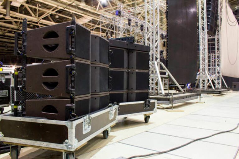 Instalacion de equipos audiovisuales escenario concierto