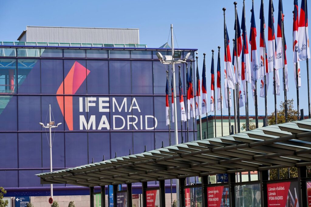 ifema de madrid con el logo en el edificio y banderas