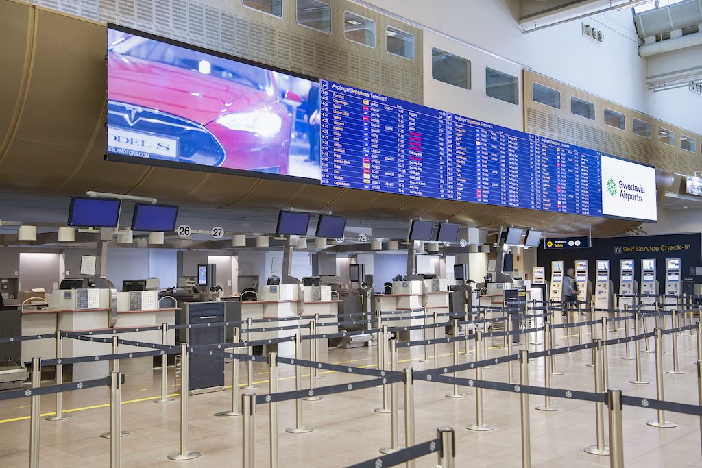 aeropuerto mostrando pantallas leds para la información de los vuelos