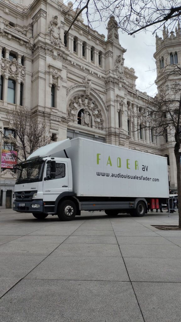 Camion de Audiovisuales Fader descargando material en el Ayuntamiento de Madrid