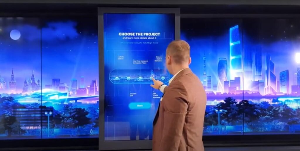 Pantalla táctil interactiva en stand de feria comercial - Alquiler de monitores táctiles para eventos