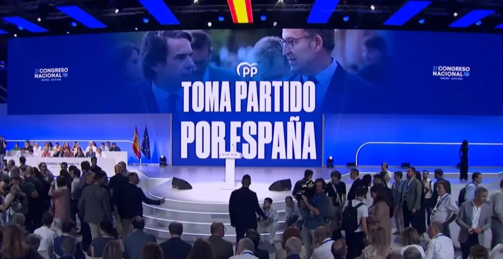 Pantalla Led gigante en forma de T para congreso